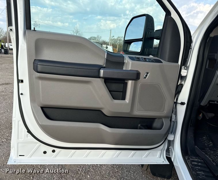 image for item EG5693 2018 Ford F550 Crew Cab bucket truck