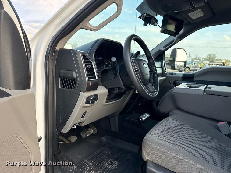 image for item EG5693 2018 Ford F550 Crew Cab bucket truck