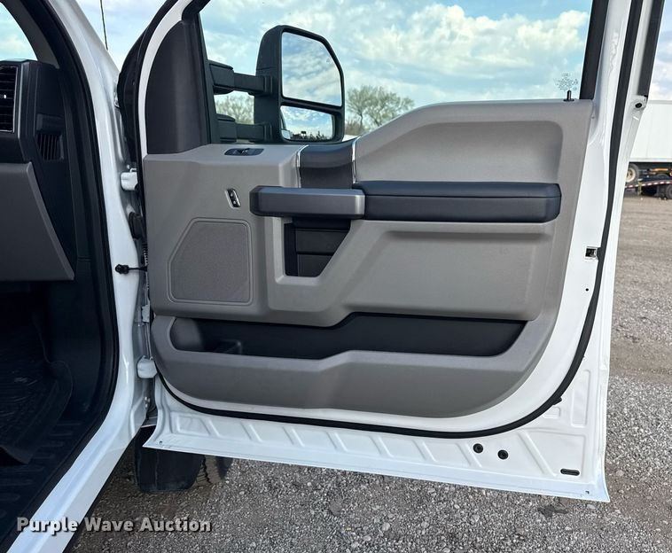 image for item EG5693 2018 Ford F550 Crew Cab bucket truck