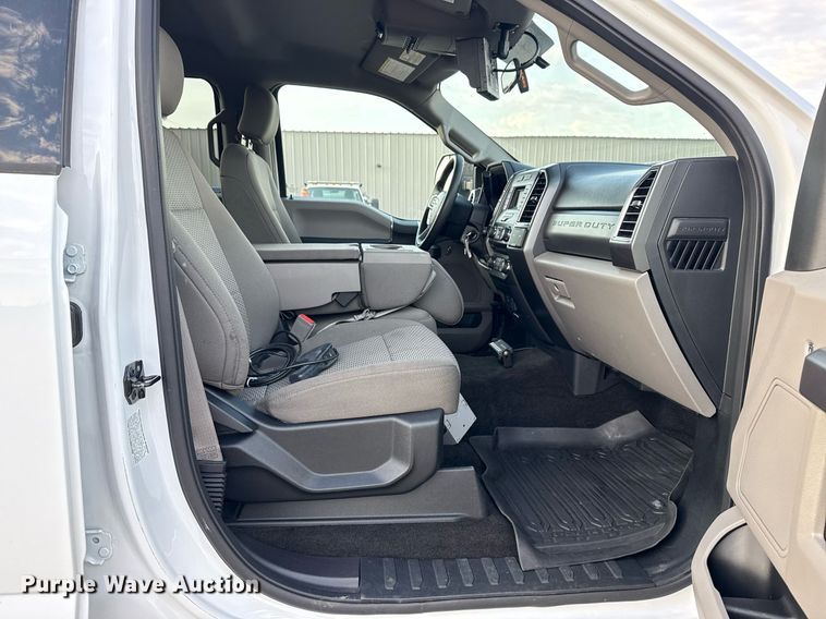 image for item EG5693 2018 Ford F550 Crew Cab bucket truck