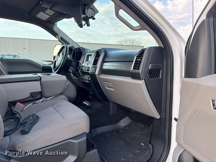 image for item EG5693 2018 Ford F550 Crew Cab bucket truck