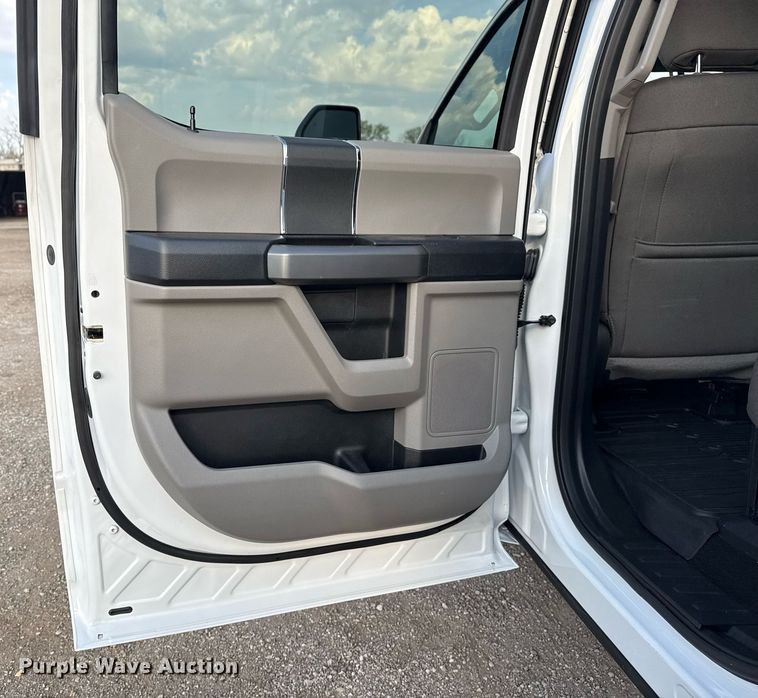 image for item EG5693 2018 Ford F550 Crew Cab bucket truck