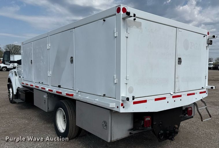 image for item EG5698 2016 Ford F650 Super Duty flatbed truck