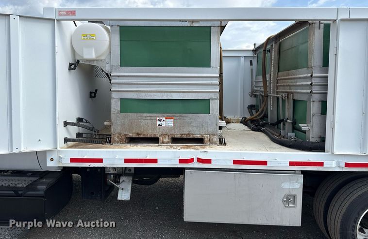 image for item EG5698 2016 Ford F650 Super Duty flatbed truck