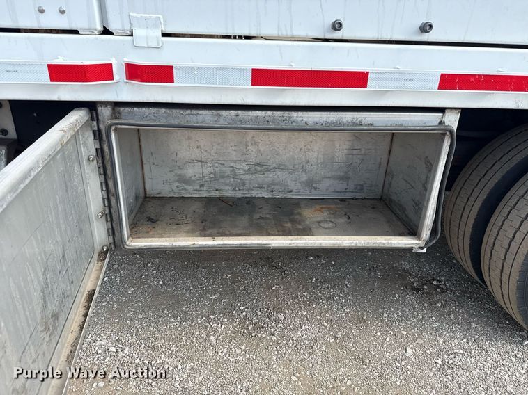 image for item EG5698 2016 Ford F650 Super Duty flatbed truck