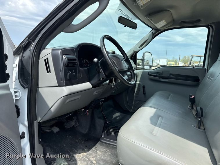 image for item EG5701 2005 Ford F450 Super Duty flatbed truck