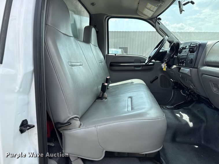 image for item EG5701 2005 Ford F450 Super Duty flatbed truck