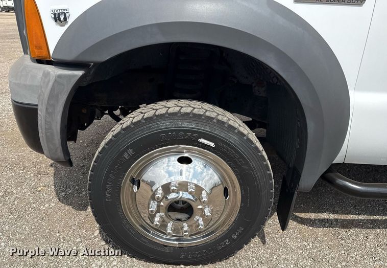 image for item EG5701 2005 Ford F450 Super Duty flatbed truck