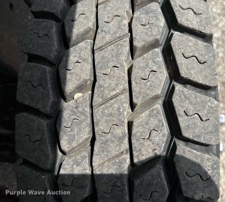 image for item EG5701 2005 Ford F450 Super Duty flatbed truck