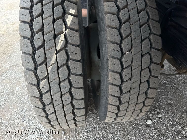 image for item EG5701 2005 Ford F450 Super Duty flatbed truck