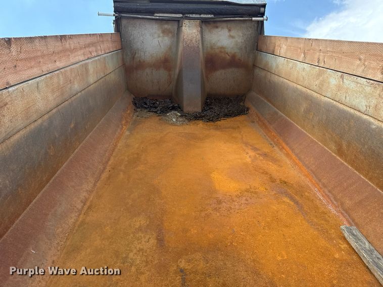 image for item EG5704 2003 Freightliner FL112 dump truck