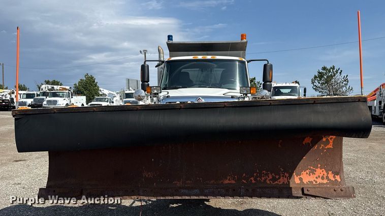 image for item EG5706 2007 International 7500 hook lift truck