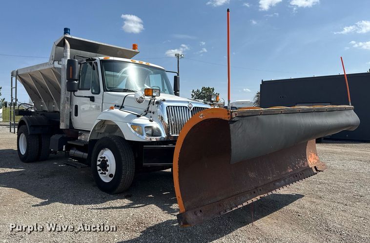 image for item EG5706 2007 International 7500 hook lift truck