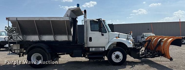 image for item EG5706 2007 International 7500 hook lift truck