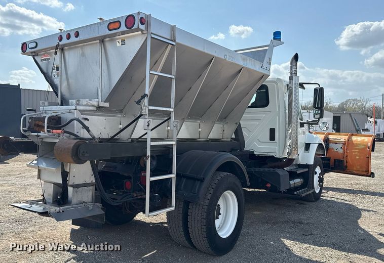 image for item EG5706 2007 International 7500 hook lift truck