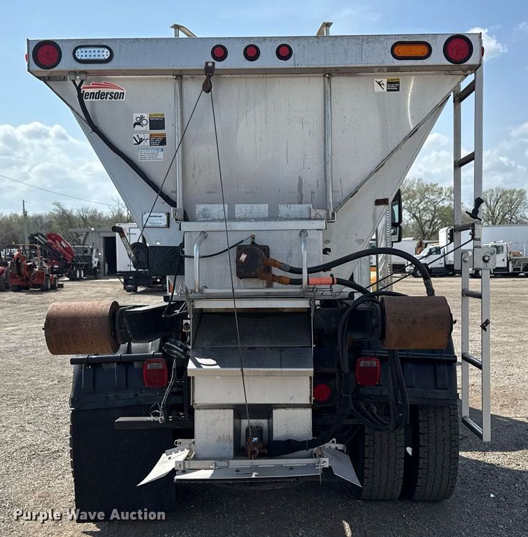 image for item EG5706 2007 International 7500 hook lift truck