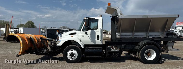 image for item EG5706 2007 International 7500 hook lift truck