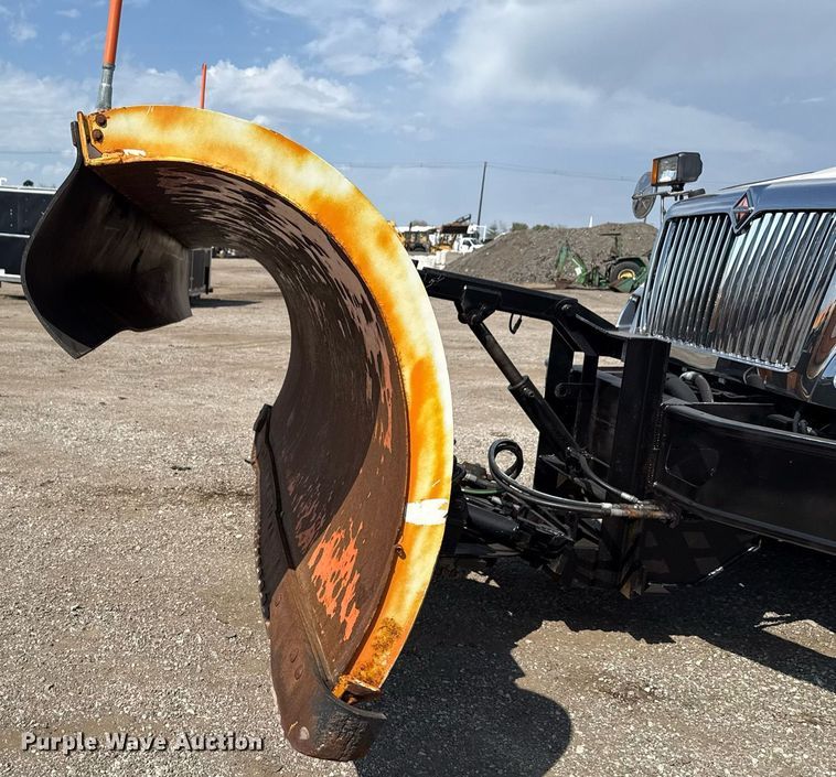 image for item EG5706 2007 International 7500 hook lift truck