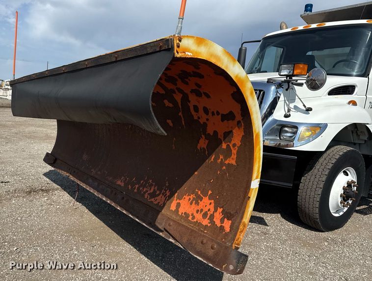 image for item EG5706 2007 International 7500 hook lift truck