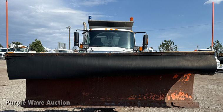 image for item EG5706 2007 International 7500 hook lift truck