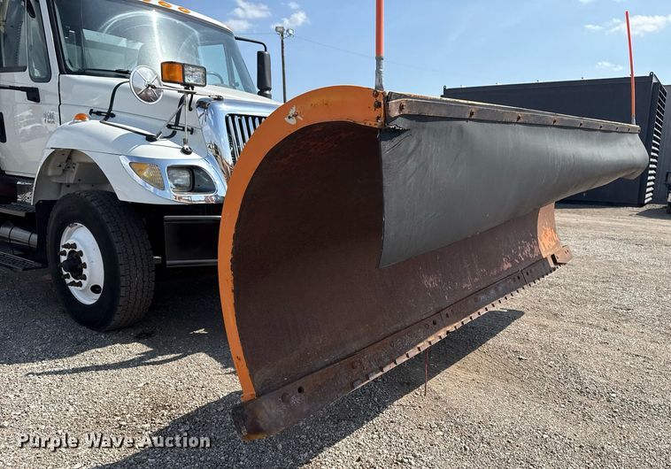 image for item EG5706 2007 International 7500 hook lift truck