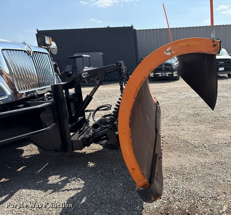 image for item EG5706 2007 International 7500 hook lift truck