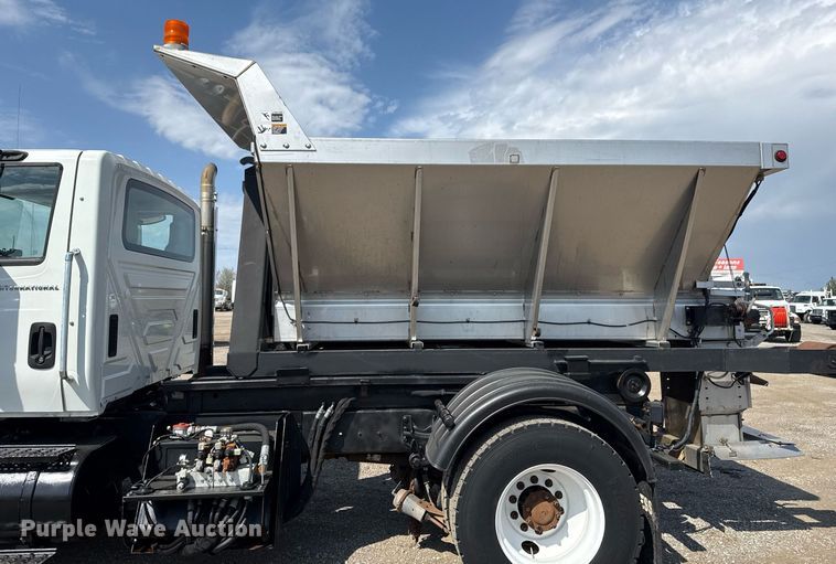 image for item EG5706 2007 International 7500 hook lift truck