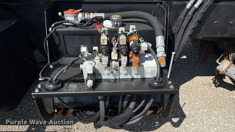 image for item EG5706 2007 International 7500 hook lift truck