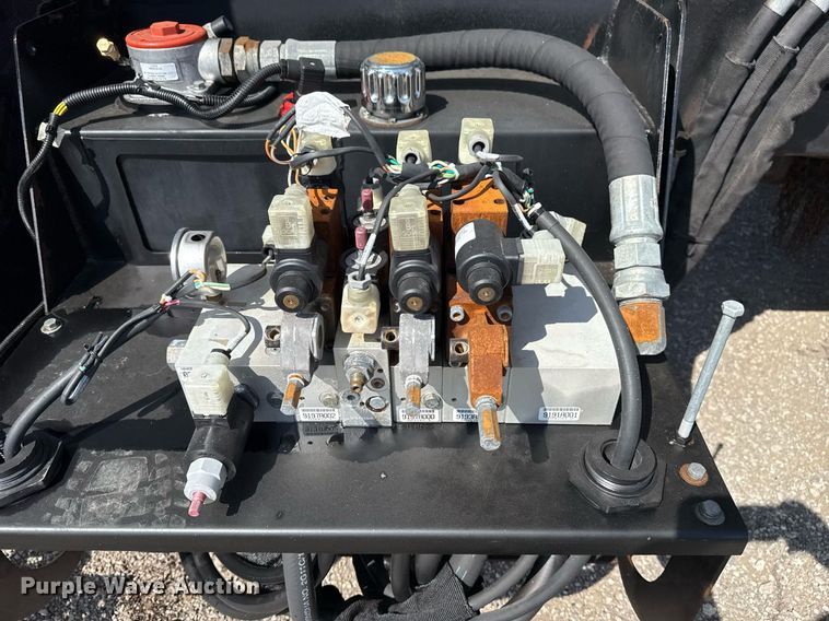 image for item EG5706 2007 International 7500 hook lift truck