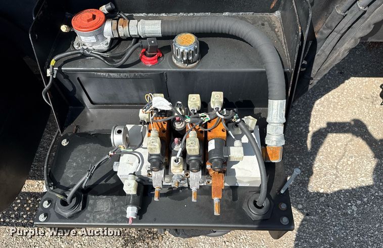 image for item EG5706 2007 International 7500 hook lift truck