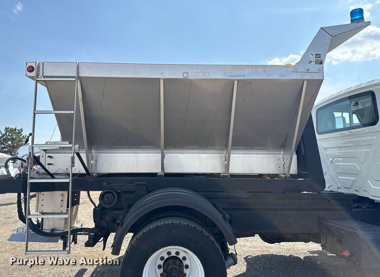 image for item EG5706 2007 International 7500 hook lift truck