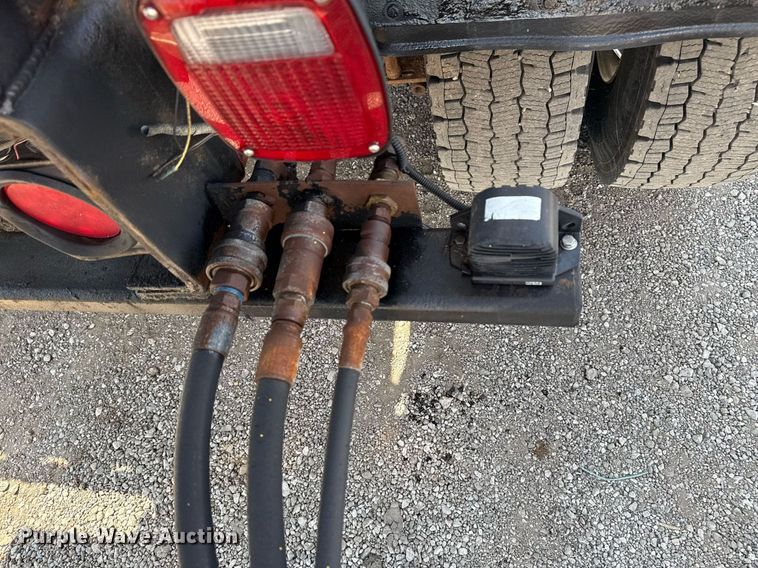 image for item EG5706 2007 International 7500 hook lift truck