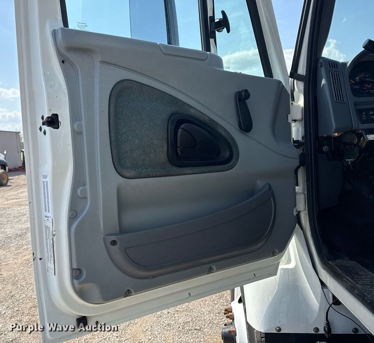 image for item EG5706 2007 International 7500 hook lift truck