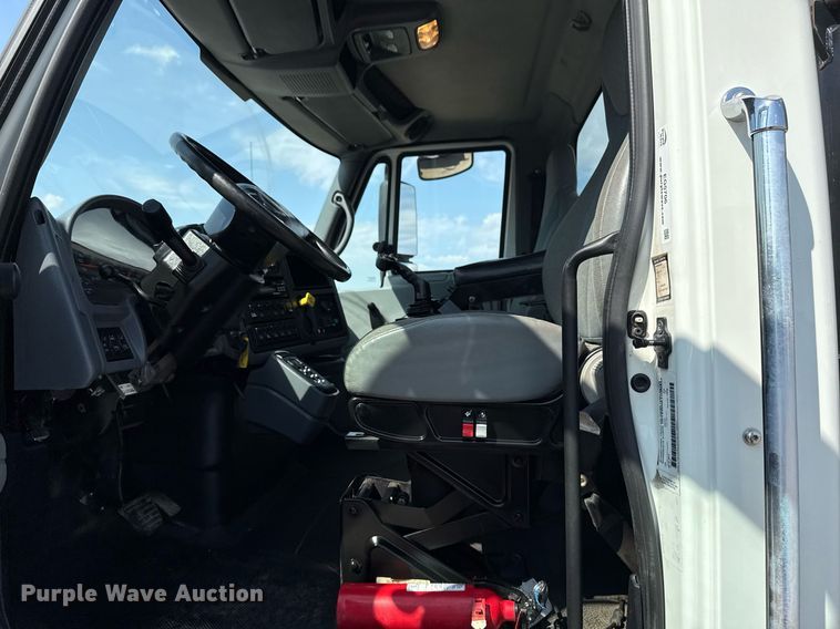 image for item EG5706 2007 International 7500 hook lift truck