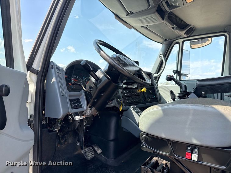 image for item EG5706 2007 International 7500 hook lift truck