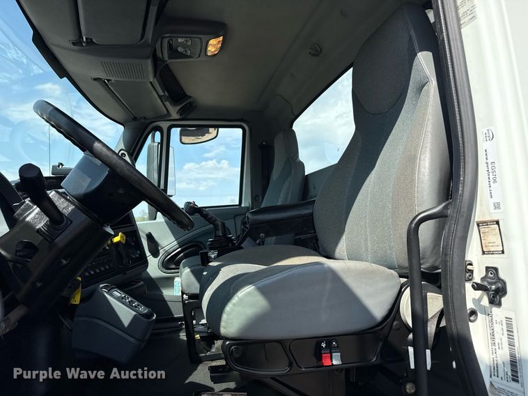 image for item EG5706 2007 International 7500 hook lift truck