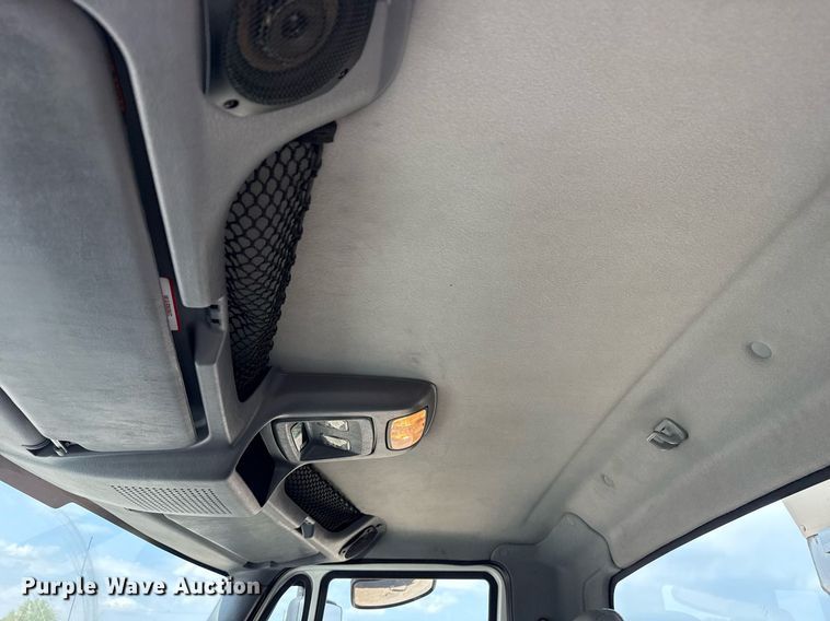 image for item EG5706 2007 International 7500 hook lift truck