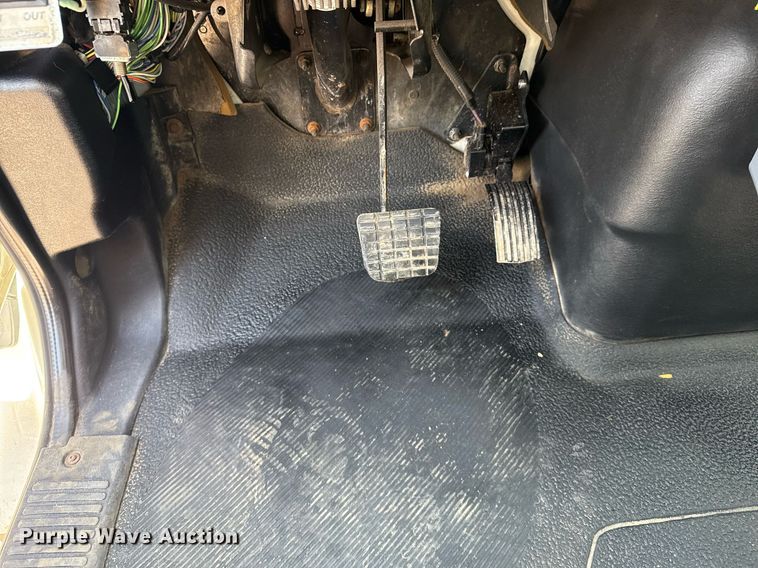 image for item EG5706 2007 International 7500 hook lift truck