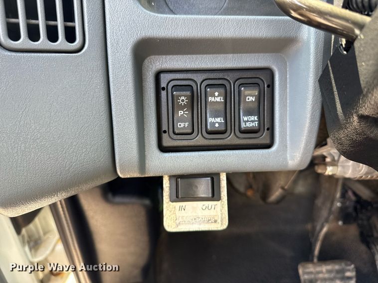 image for item EG5706 2007 International 7500 hook lift truck