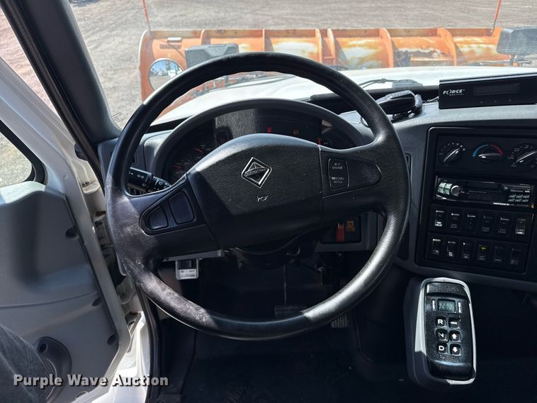 image for item EG5706 2007 International 7500 hook lift truck