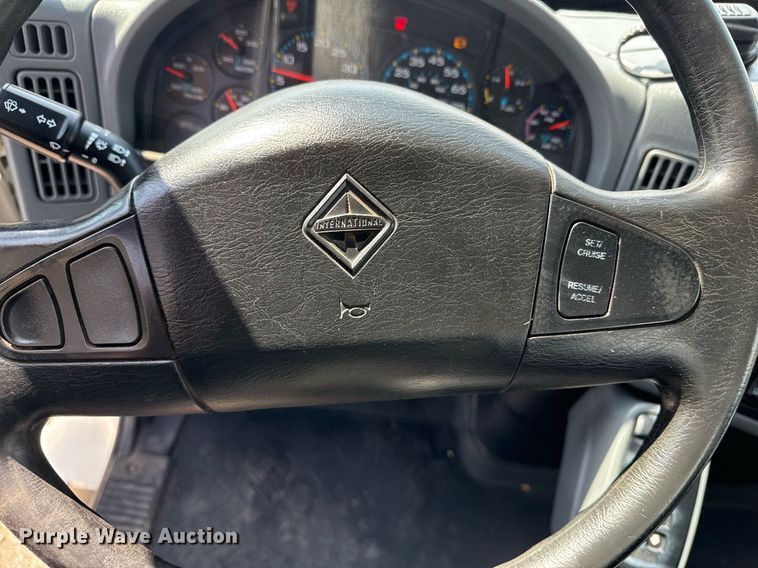 image for item EG5706 2007 International 7500 hook lift truck