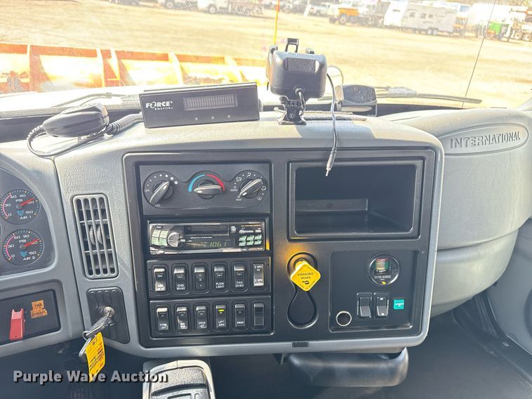 image for item EG5706 2007 International 7500 hook lift truck