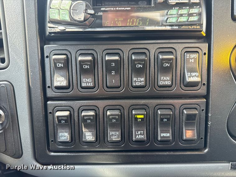 image for item EG5706 2007 International 7500 hook lift truck