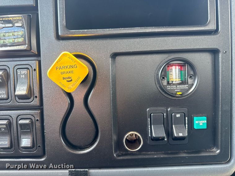 image for item EG5706 2007 International 7500 hook lift truck