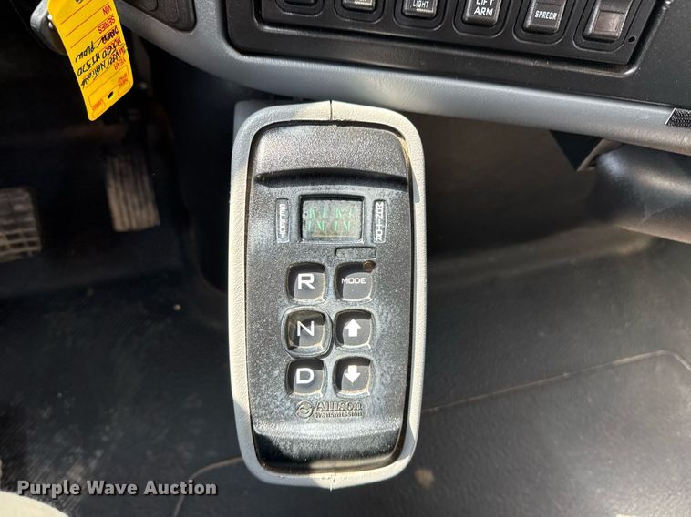 image for item EG5706 2007 International 7500 hook lift truck