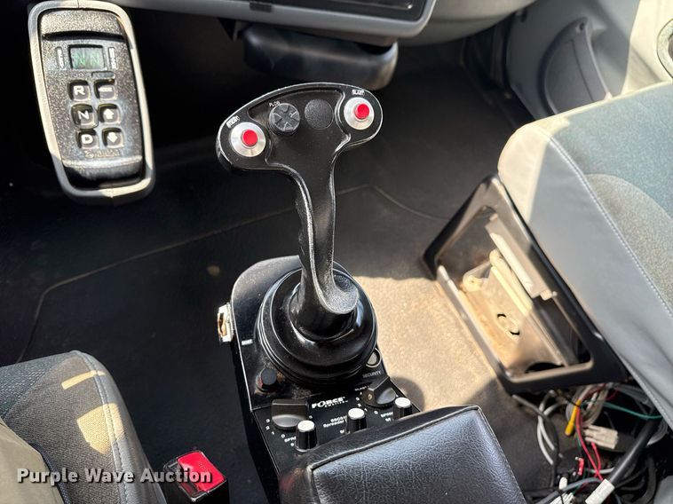 image for item EG5706 2007 International 7500 hook lift truck