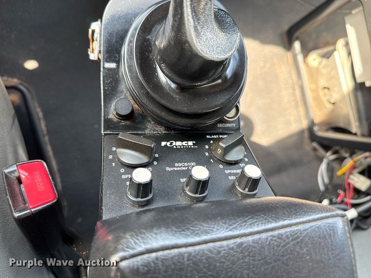 image for item EG5706 2007 International 7500 hook lift truck