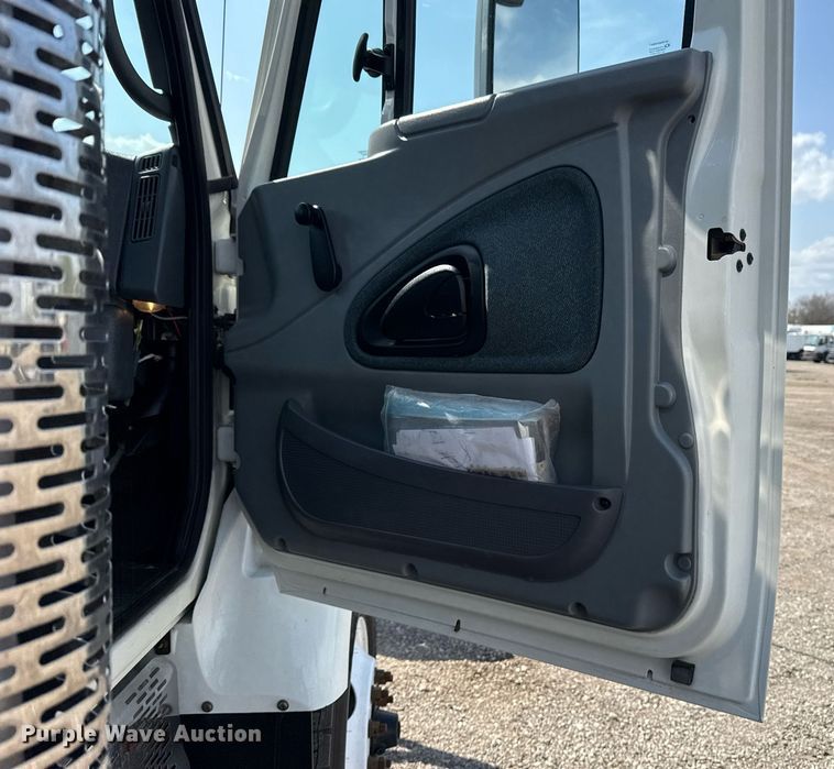 image for item EG5706 2007 International 7500 hook lift truck