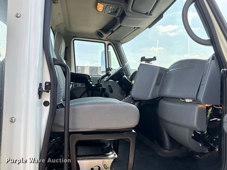 image for item EG5706 2007 International 7500 hook lift truck