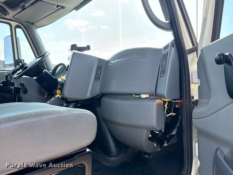 image for item EG5706 2007 International 7500 hook lift truck